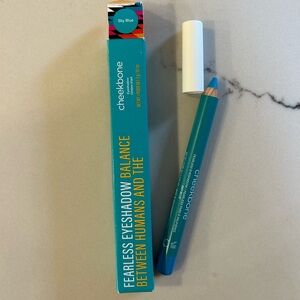 Cheekbone eye shadow pencil in sky blue